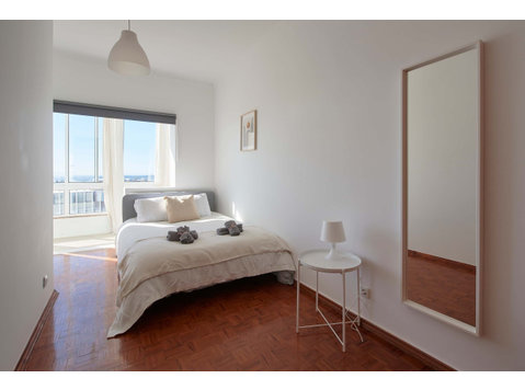 Comfortable bedroom in a 5-bedroom apartment in Cacilhas -… - Asunnot