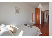Comfortable bedroom in a 5-bedroom apartment in Cacilhas -… - Byty