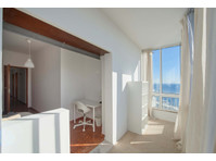 Comfortable bedroom in a 5-bedroom apartment in Cacilhas -… - Apartamentos