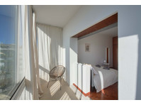 Comfortable bedroom in a 5-bedroom apartment in Cacilhas -… - アパート