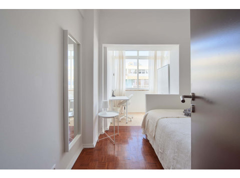Comfortable bedroom in a 5-bedroom apartment in Rua Eugénio… - Apartamentos