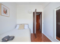 Comfortable bedroom in a 5-bedroom apartment in Rua Eugénio… - 아파트