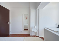 Comfortable bedroom in a 5-bedroom apartment in Rua Eugénio… - Leiligheter