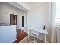 Comfortable bedroom in a 5-bedroom apartment in Rua Eugénio… - アパート