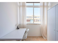 Comfortable bedroom in a 5-bedroom apartment in Rua Eugénio… - דירות