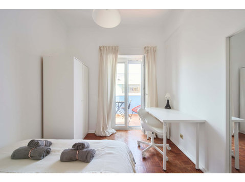 Comfortable bedroom with private balcony in a 5-bedroom… - Appartementen