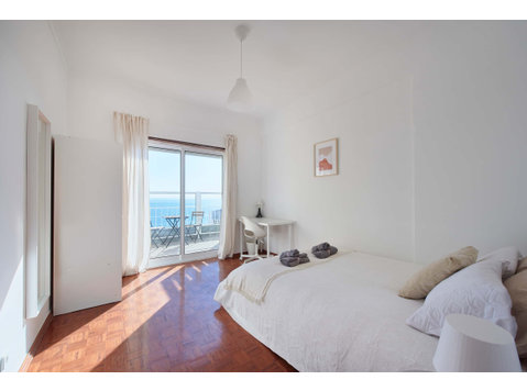 Comfortable bedroom with private balcony in a 5-bedroom… - Διαμερίσματα