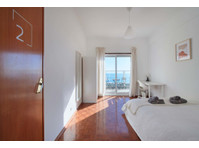 Comfortable bedroom with private balcony in a 5-bedroom… - อพาร์ตเม้นท์