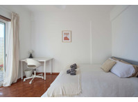 Comfortable bedroom with private balcony in a 5-bedroom… - Apartamentos