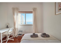 Cozy bedroom in a 5-bedroom apartment in Cacilhas - Room 4 - Apartamentos