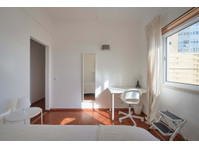 Cozy bedroom in a 5-bedroom apartment in Cacilhas - Room 4 - Apartamentos