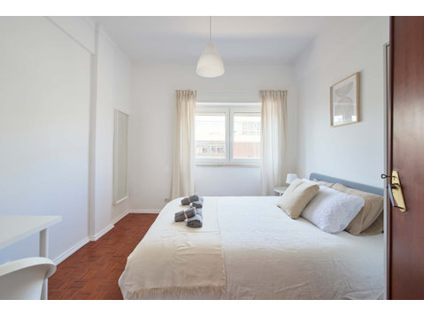 Cozy bedroom in a 5-bedroom apartment in Rua Eugénio de… - Apartments