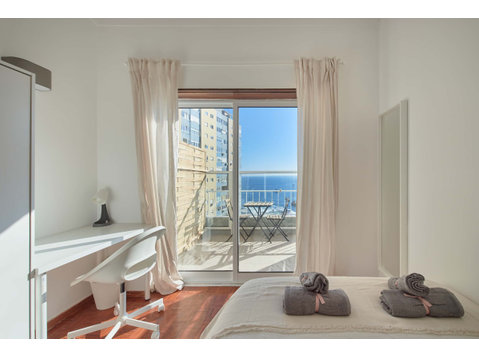 Cozy bedroom with private balcony in a 5-bedroom apartment… - Apartments