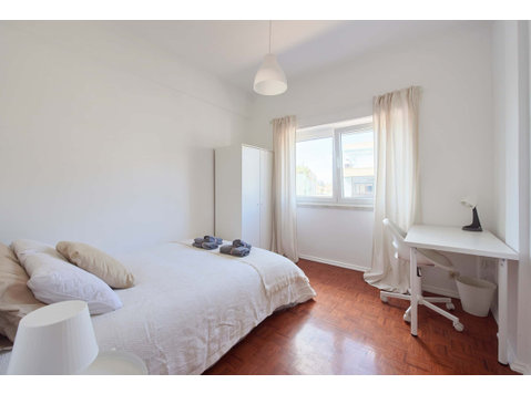 Luminous bedroom in a 5-bedroom apartment in Rua Eugénio de… - 	
Lägenheter