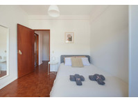 Luminous bedroom in a 5-bedroom apartment in Rua Eugénio de… - Byty