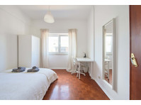 Luminous bedroom in a 5-bedroom apartment in Rua Eugénio de… - Wohnungen