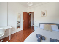 Luminous bedroom in a 5-bedroom apartment in Rua Eugénio de… - Byty