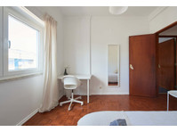 Luminous bedroom in a 5-bedroom apartment in Rua Eugénio de… - Апартаменти
