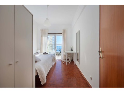 Luminous bedroom with private balcony in a 5-bedroom… - Apartamente