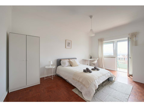 Luminous bedroom with private balcony in a 5-bedroom… - Apartamentos