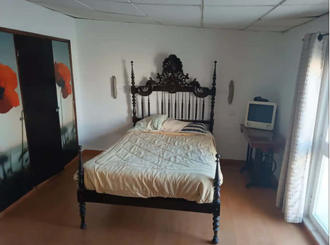 Spacious bedroom with Private Bathroom near Corroios Train… - Apartments