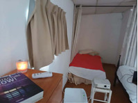 Spacious bedroom with Private Bathroom near Corroios Train… - Byty