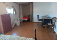 Spacious bedroom with Private Bathroom near Corroios Train… - Byty