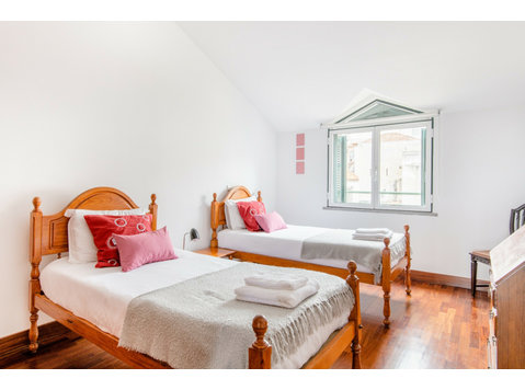 Twin room, shared WC, Funchal center - Flatshare