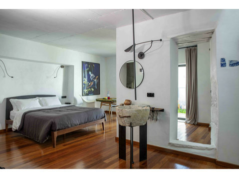 Suites1845 - Mediterranean Bedroom - Flatshare