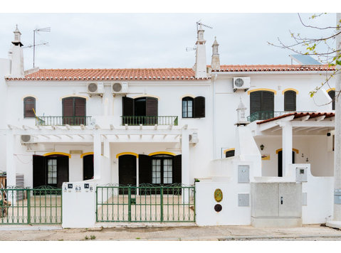 Rua Urbanização Casas da Praia, Vila Real de Santo António - Mājas
