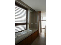 Flatio - all utilities included - Room in a luxury villa in… - Pisos compartidos