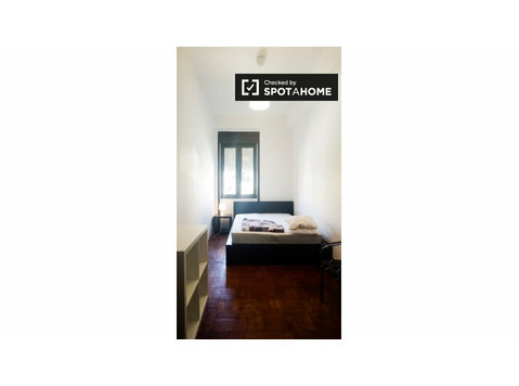 Bright room in 4-bedroom house in Boavista - Til leje