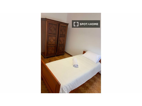 Zimmer zu vermieten in 11-Zimmer-Wohnung in Porto - Zu Vermieten