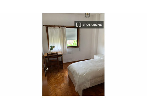 Porto'da 11 yatak odalı dairede kiralık oda - Kiralık