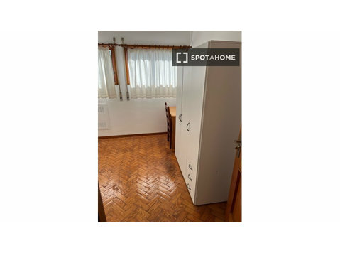 Room for rent in 11-bedroom house in Sra. Do Porto, Porto - 	
Uthyres