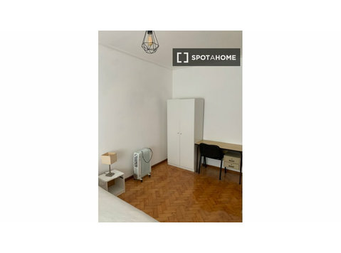 Room for rent in 11-bedroom house in Sra. Do Porto, Porto - برای اجاره
