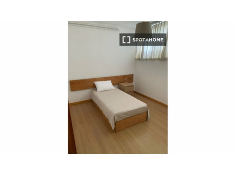 Room for rent in 11-bedroom house in Sra. Do Porto, Porto - Аренда