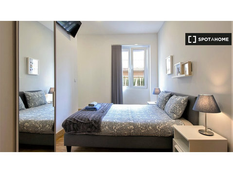 Porto'da 12 yatak odalı dairede kiralık oda - Kiralık