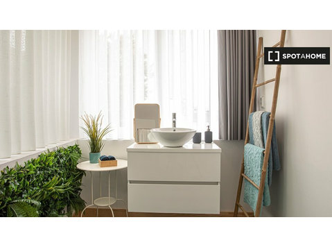 Room for rent in 12-bedroom apartment in Porto - De inchiriat