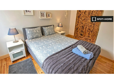 Chambre à louer dans un appartement de 12 chambres à Porto - À louer