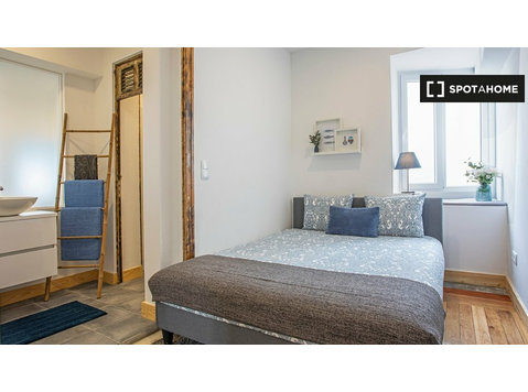 Zimmer zu vermieten in 12-Zimmer-Wohnung in Porto - Zu Vermieten