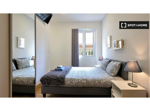 Room for rent in 12-bedroom apartment in Porto - For Rent