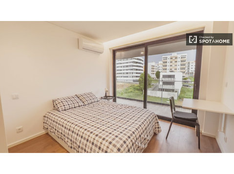 Pokój do wynajęcia w 2-pokojowym mieszkaniu w Vila Nova De… - Do wynajęcia