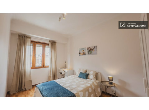 Pokój do wynajęcia w mieszkaniu z 3 sypialniami w Porto - Do wynajęcia