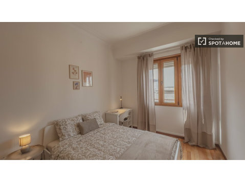 Aluga-se quarto em apartamento de 3 quartos no Porto - Aluguel
