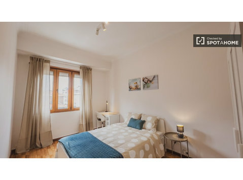 Aluga-se quarto em apartamento de 3 quartos no Porto - Aluguel