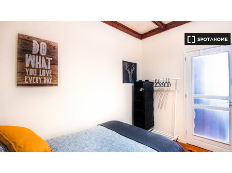 Room for rent in 4 -bedroom apartment in Prelada, Porto - Til Leie