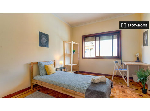 Room for rent in 5-bedroom apartment in Covelo, Porto - Kiadó