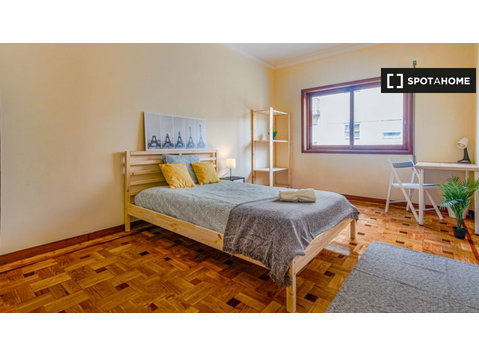 Porto, Covelo'da 5 yatak odalı dairede kiralık oda - Kiralık