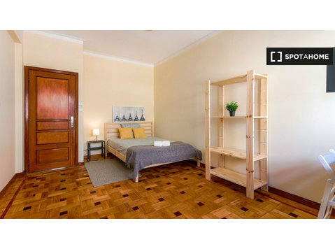 Pokój do wynajęcia w 5-pokojowym mieszkaniu w Covelo, Porto - Do wynajęcia